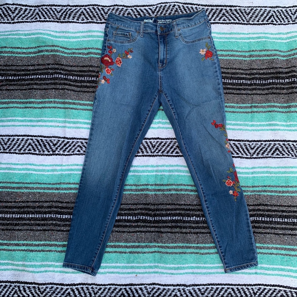 🌺Embroidered Mossimo Hi-Rise Jeggings🌺